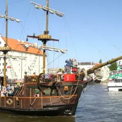Gdańsk wycieczka statkiem pirackim i nowoczesną jednostką, pełne ludzi w zielonych barwach.
