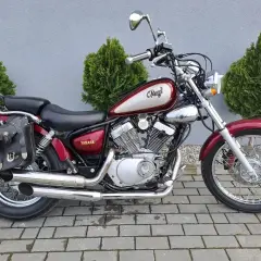 Czerwony motocykl Yamaha Virago z sakwami. Chcesz wiedzieć, jak sprawdzić rok produkcji silnika zaburtowego Yamaha? Ten model może być pomocny.