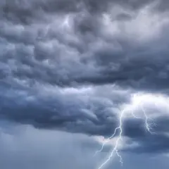 Grzmot rozświetla burzowe chmury. To znak, że mamy do czynienia z nieprawidłowym ciśnieniem atmosferycznym, zapowiadającym nawałnicę.