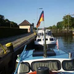 Niemiecka bandera na statku w śluzie.