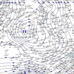 Mapa synoptyczna z zaznaczonymi izobarami. Ciśnienie 1021 hPa jest umiarkowane, nie jest wysokie.