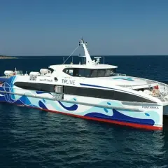 Szybki katamaran "Puntamika" płynie po morzu, gotowy na rejs ze Splitu na Hvar.
