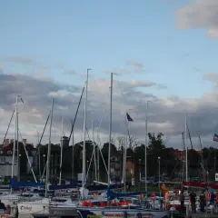 Port pełen żaglówek, każda z nich to morska jednostka długości, gotowa do wypłynięcia.