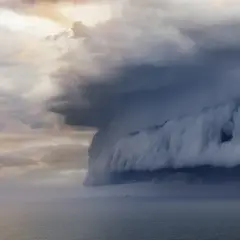Potężna chmura burzowa nad morzem, zwiastująca zmiany pogody. To fascynujący przykład tego, czym jest meteorologia.