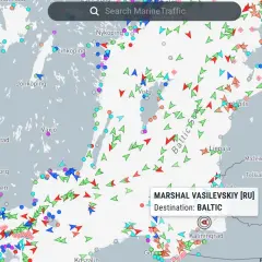 Intensywny ruch statków na Bałtyku, widoczny na mapie MarineTraffic. Wiele jednostek w różnych kolorach i kierunkach.