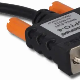 Adapter Actisense OPT-4 do konwersji sygnałów NMEA 0183 na RS232, z pomarańczowymi złączami i metalowym wtykiem.