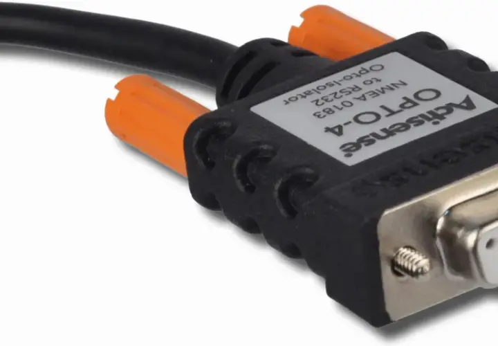 Adapter Actisense OPT-4 do konwersji sygnałów NMEA 0183 na RS232, z pomarańczowymi złączami i metalowym wtykiem.