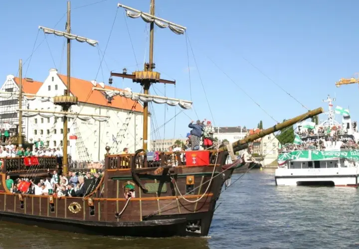 Gdańsk wycieczka statkiem pirackim i nowoczesną jednostką, pełne ludzi w zielonych barwach.