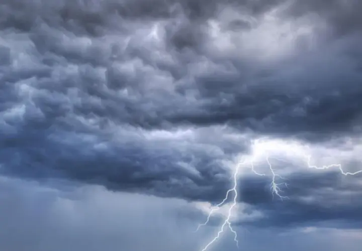 Grzmot rozświetla burzowe chmury. To znak, że mamy do czynienia z nieprawidłowym ciśnieniem atmosferycznym, zapowiadającym nawałnicę.