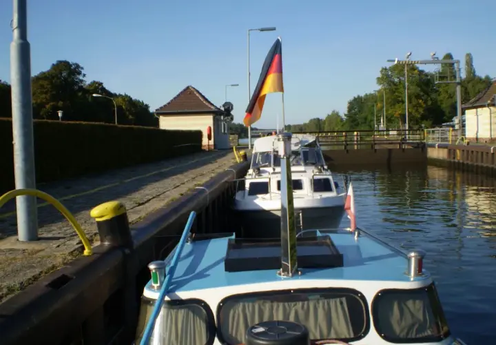 Niemiecka bandera na statku w śluzie.