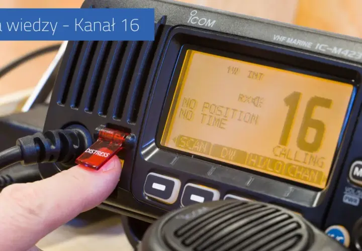 Palec naciska przycisk "DISTRESS" na radiu VHF, które wyświetla kanał 16.