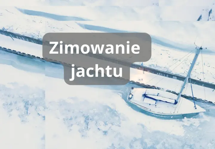 Zimowanie jachtu w zamarzniętej marinie. Biały żaglowiec pokryty śniegiem czeka na wiosnę.