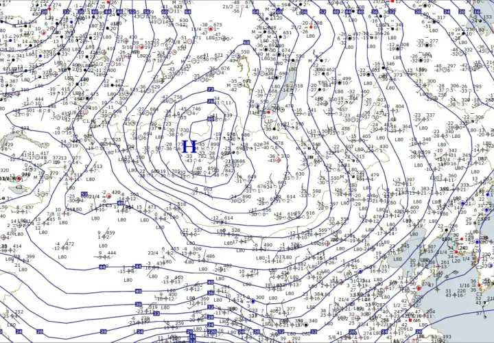 Mapa synoptyczna z zaznaczonymi izobarami. Ciśnienie 1021 hPa jest umiarkowane, nie jest wysokie.