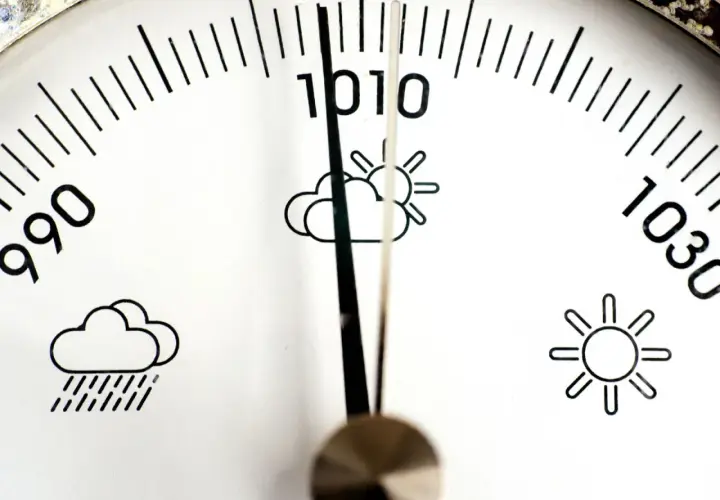 Barometr wskazuje, jakie ciśnienie atmosferyczne panuje w tej chwili. Wskaźnik znajduje się między 1010 a 1020.