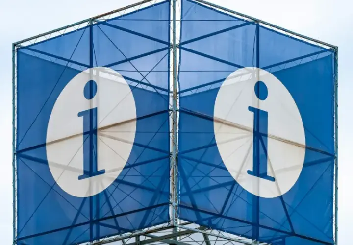 Niebieska konstrukcja z białymi okręgami i literą "i" symbolizuje system informacji.