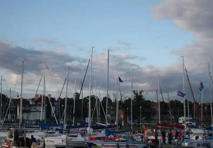 Port pełen żaglówek, każda z nich to morska jednostka długości, gotowa do wypłynięcia.