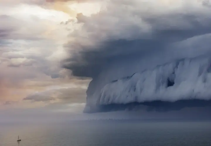 Potężna chmura burzowa nad morzem, zwiastująca zmiany pogody. To fascynujący przykład tego, czym jest meteorologia.