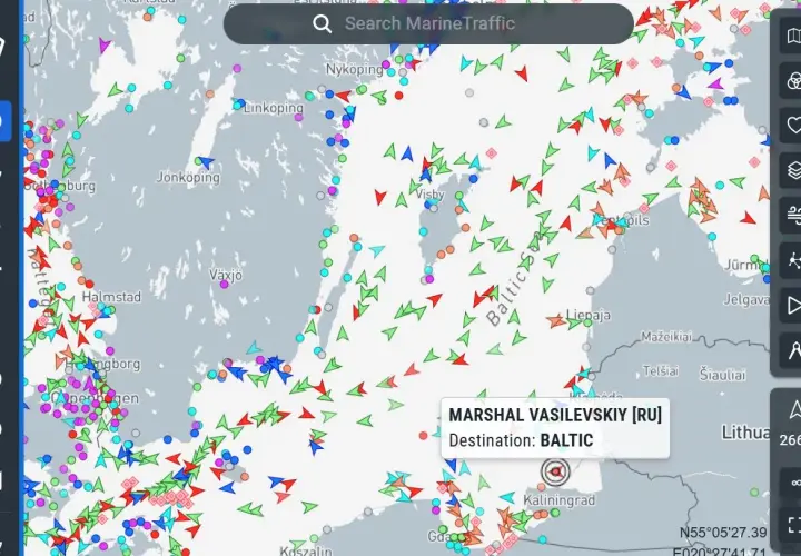 Intensywny ruch statków na Bałtyku, widoczny na mapie MarineTraffic. Wiele jednostek w różnych kolorach i kierunkach.