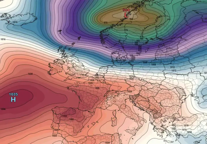 Mapa synoptyczna pokazuje nagły spadek ciśnienia nad Skandynawią, gdzie cyklon osiąga 964 hPa, podczas gdy nad Atlantykiem panuje wysokie ciśnienie 1035 hPa.