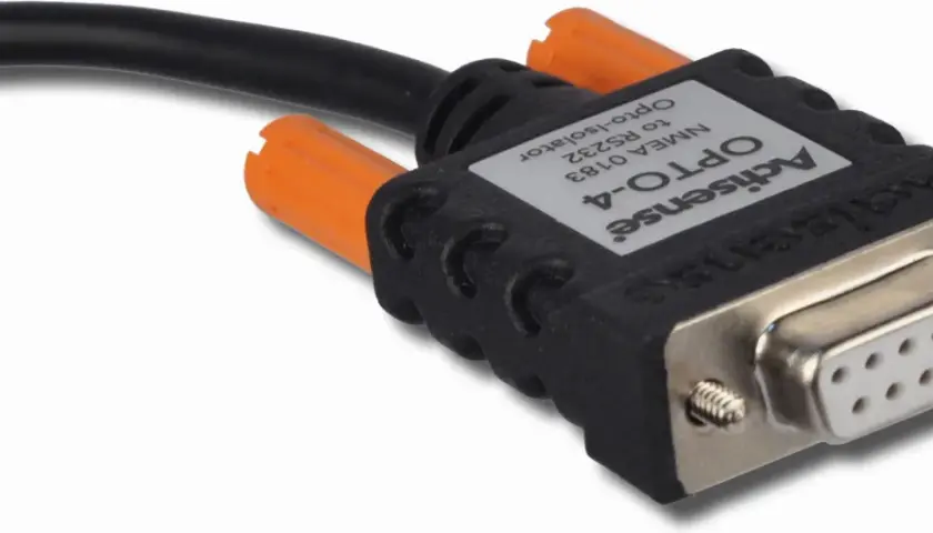 Adapter Actisense OPT-4 do konwersji sygnałów NMEA 0183 na RS232, z pomarańczowymi złączami i metalowym wtykiem.