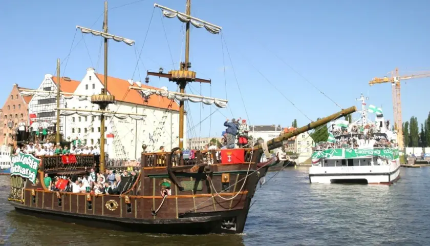 Gdańsk wycieczka statkiem pirackim i nowoczesną jednostką, pełne ludzi w zielonych barwach.