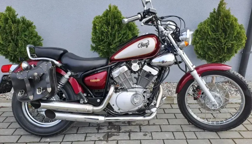 Czerwony motocykl Yamaha Virago z sakwami. Chcesz wiedzieć, jak sprawdzić rok produkcji silnika zaburtowego Yamaha? Ten model może być pomocny.