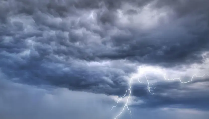 Grzmot rozświetla burzowe chmury. To znak, że mamy do czynienia z nieprawidłowym ciśnieniem atmosferycznym, zapowiadającym nawałnicę.