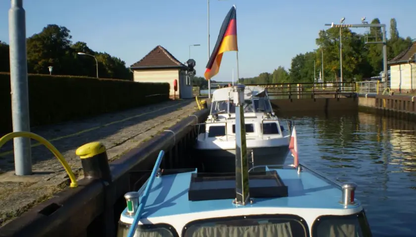 Niemiecka bandera na statku w śluzie.