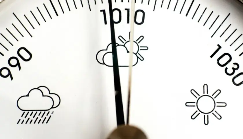 Barometr wskazuje, jakie ciśnienie atmosferyczne panuje w tej chwili. Wskaźnik znajduje się między 1010 a 1020.