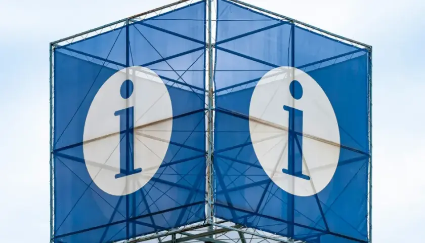 Niebieska konstrukcja z białymi okręgami i literą "i" symbolizuje system informacji.