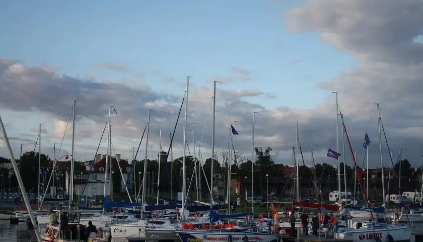 Port pełen żaglówek, każda z nich to morska jednostka długości, gotowa do wypłynięcia.