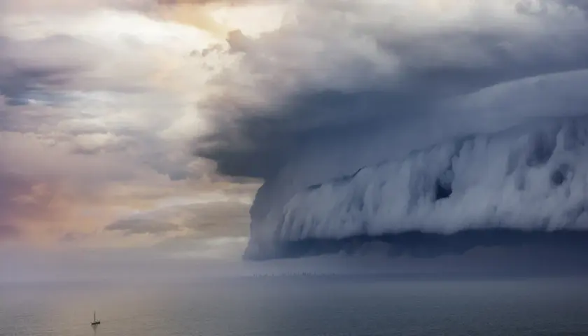 Potężna chmura burzowa nad morzem, zwiastująca zmiany pogody. To fascynujący przykład tego, czym jest meteorologia.