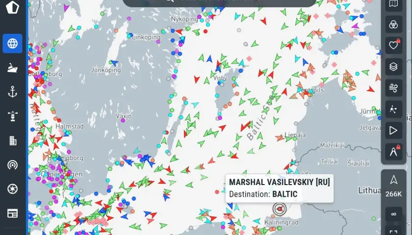 Intensywny ruch statków na Bałtyku, widoczny na mapie MarineTraffic. Wiele jednostek w różnych kolorach i kierunkach.