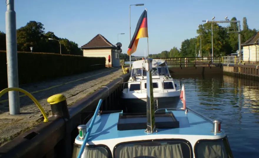 Bandera na jachcie - co oznacza i dlaczego jest tak ważna?