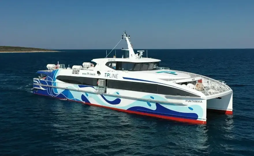 Split Hvar - Katamaran czy prom? Planuj rejs bez stresu!