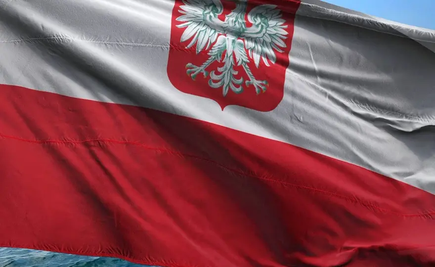Polska bandera na statku - co oznacza i kiedy wolno ją podnosić?