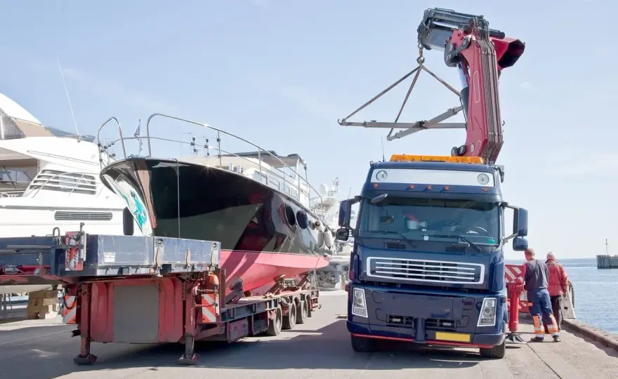 Transport jachtu - jak przewieźć go bez szkód i stresu?