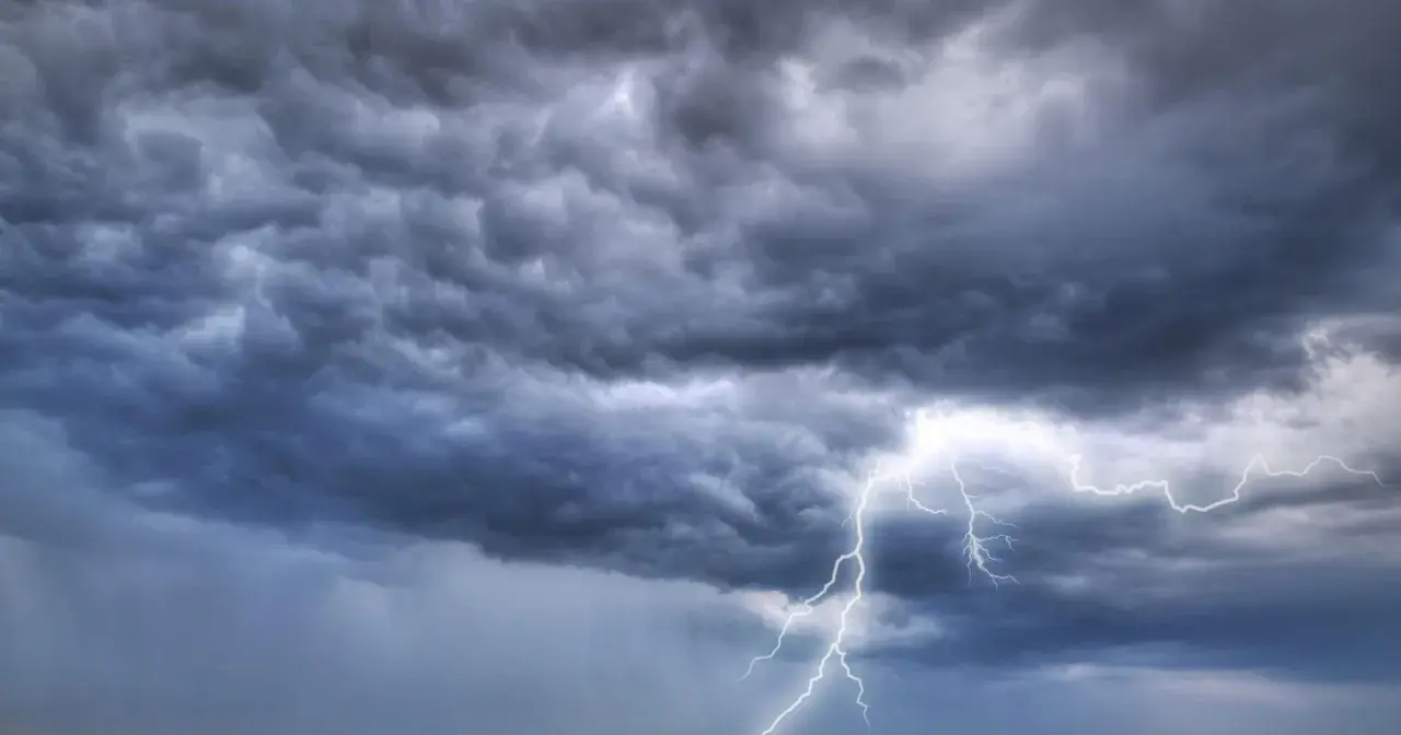 Grzmot rozświetla burzowe chmury. To znak, że mamy do czynienia z nieprawidłowym ciśnieniem atmosferycznym, zapowiadającym nawałnicę.