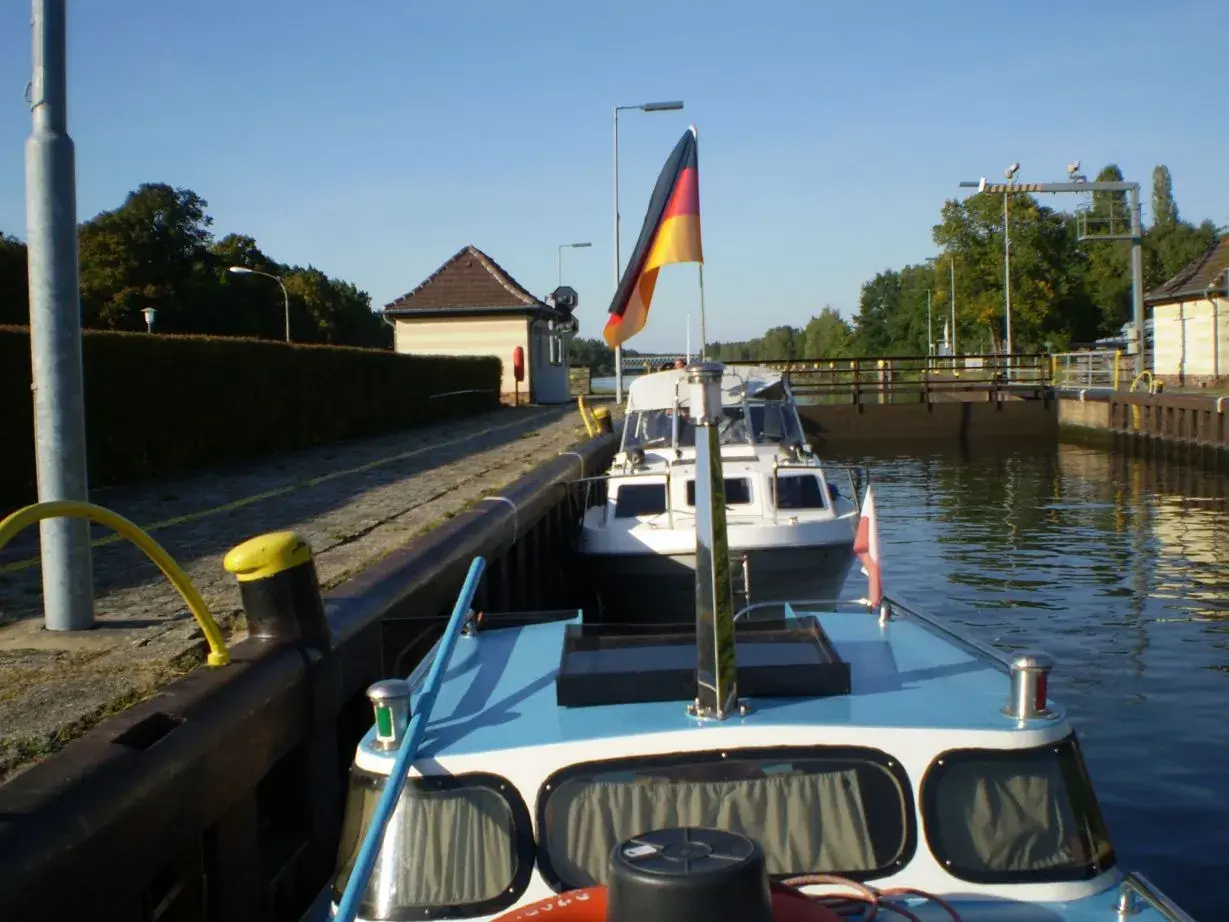 Niemiecka bandera na statku w śluzie.