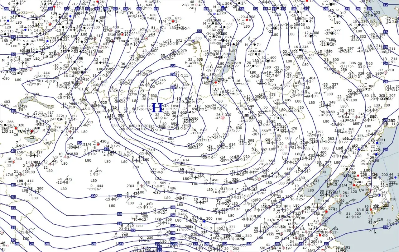 Mapa synoptyczna z zaznaczonymi izobarami. Ciśnienie 1021 hPa jest umiarkowane, nie jest wysokie.