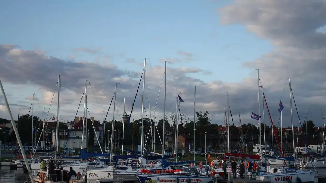 Port pełen żaglówek, każda z nich to morska jednostka długości, gotowa do wypłynięcia.