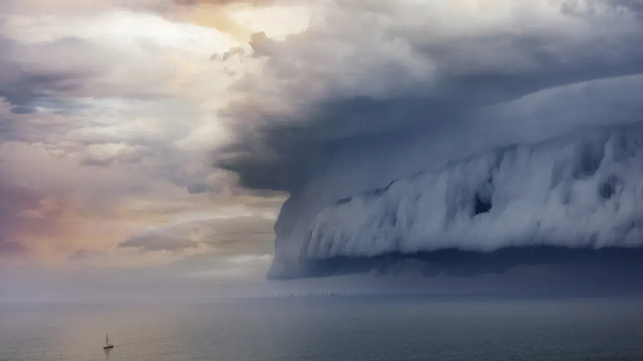 Potężna chmura burzowa nad morzem, zwiastująca zmiany pogody. To fascynujący przykład tego, czym jest meteorologia.
