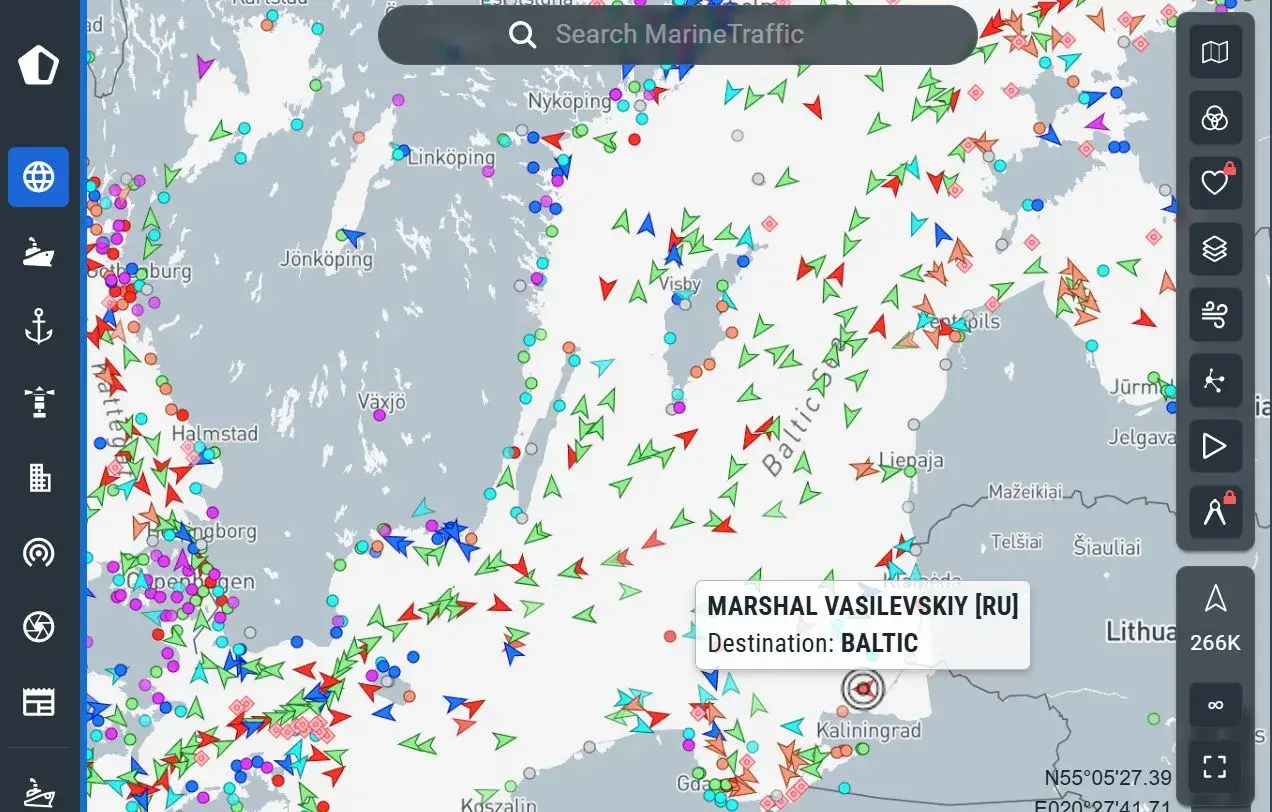 Intensywny ruch statków na Bałtyku, widoczny na mapie MarineTraffic. Wiele jednostek w różnych kolorach i kierunkach.