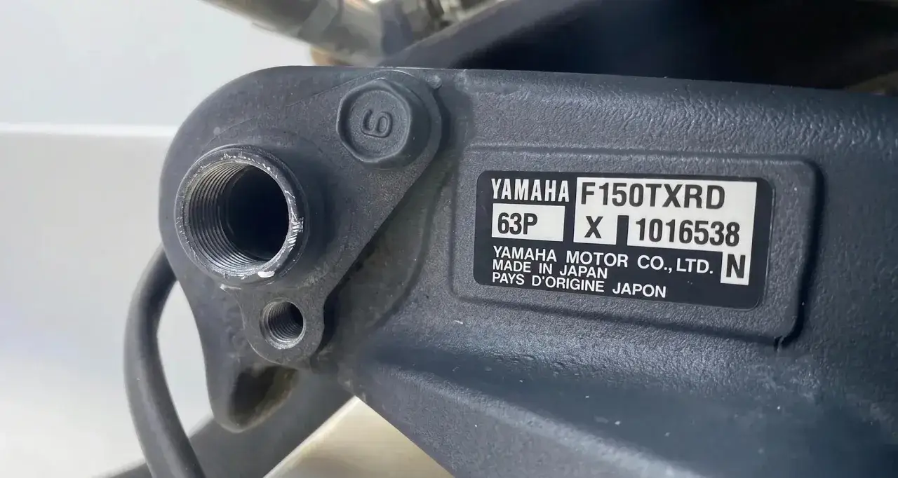 Tabliczka znamionowa silnika Yamaha F150TXRD. Numer seryjny 1016538 pomoże Ci sprawdzić rok produkcji silnika zaburtowego Yamaha.