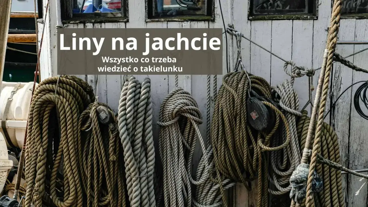 Grube, plecione liny żeglarskie wiszą na drewnianej burcie jachtu. Wszystko co trzeba wiedzieć o takielunku, by bezpiecznie żeglować.