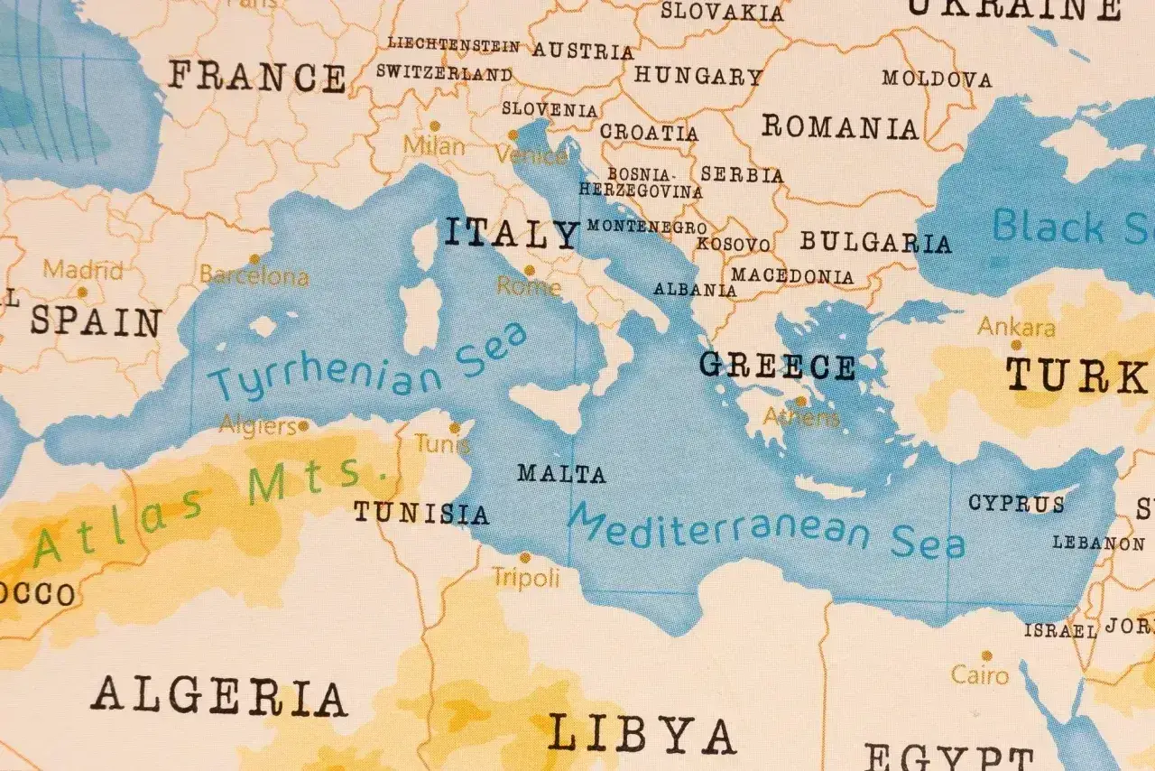Mapa Europy i Afryki Północnej z zaznaczonym Morzem Śródziemnym, w tym piękne chorwackie morze.