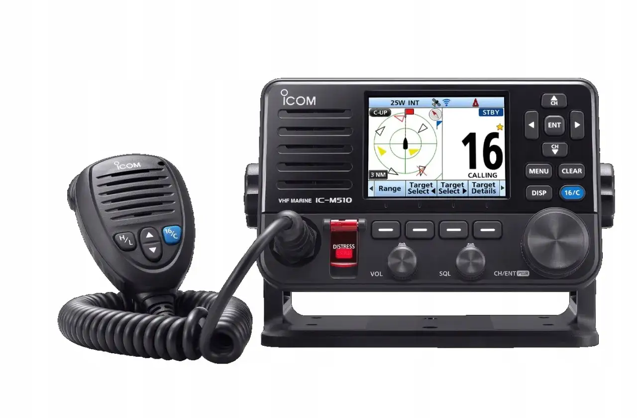 Morski radiotelefon ICOM IC-M510 z mikrofonem, wyświetlający dane z systemu AIS.