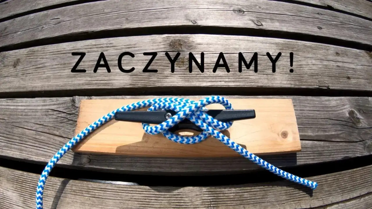 Zaczynamy! Oto jak zawiązać węzeł na knadze, by bezpiecznie zacumować łódź.