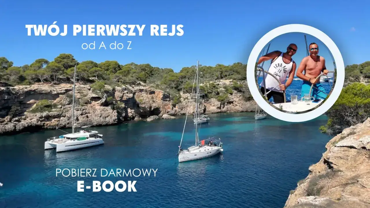 Tw&oacute;j pierwszy rejs jachtem po błękitnej zatoce. Dwa jachty, skaliste wybrzeże i dwaj uśmiechnięci sternicy.