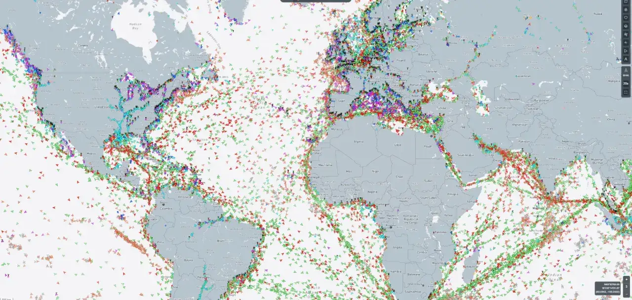 Mapa świata z zaznaczonym ruchem statków AIS. Kolorowe znaczniki wskazują trasy i pozycje jednostek pływających.